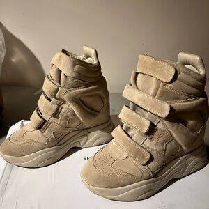 Isabel Marant Balskee Sneakers 

High-Top Beige Sneakers with Velcro Straps